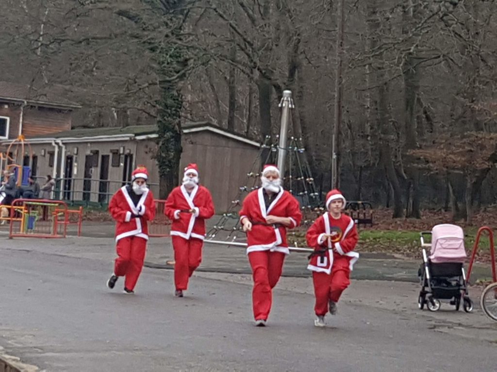 Santa Dash runners around Ruislip Lido