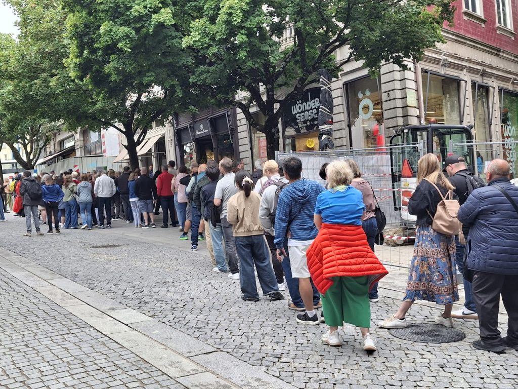 queues outside the Livraraia Lello bookshop in the historic part of Porto